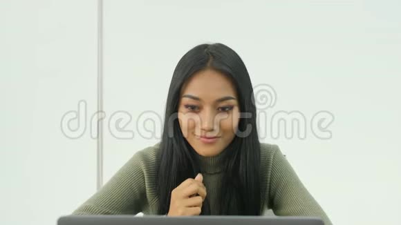 一位激动的年轻亚洲女性为成功而欢呼的肖像视频的预览图