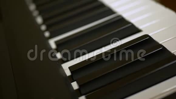 钢琴的侧面多莉镜头视频的预览图
