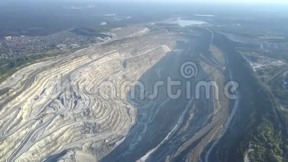 现代城市的空中景观石棉露天采矿场视频的预览图