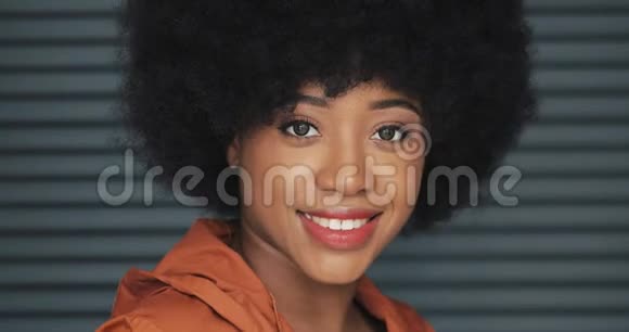 年轻快乐的非裔美国女人看镜头的肖像水平滚筒百叶窗背景特写镜头视频的预览图