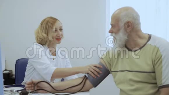 医生用测压仪检查了老人的脉搏视频的预览图