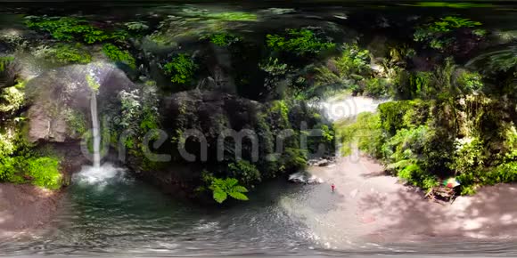 美丽的热带瀑布Camiguin菲律宾360虚拟现实视频的预览图