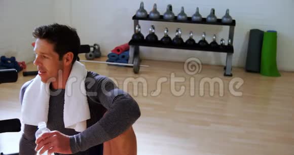 男人和女人在健身房品尝水瓶视频的预览图