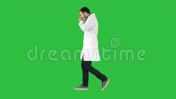 步行医生把医疗面罩放在绿色屏幕上铬键视频的预览图