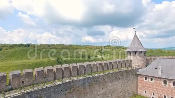 在乌克兰霍廷城堡防御墙上前进视频的预览图
