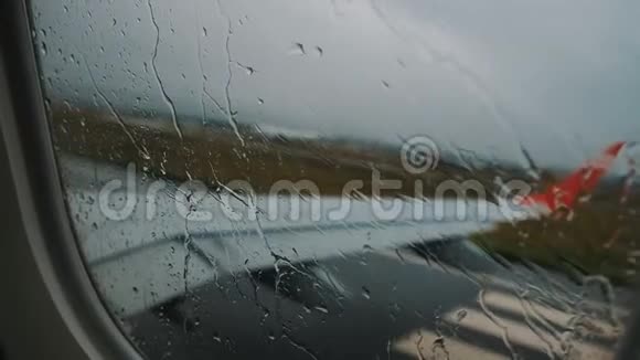 从窗户看飞机上的雨滴在玻璃上动作缓慢视频的预览图