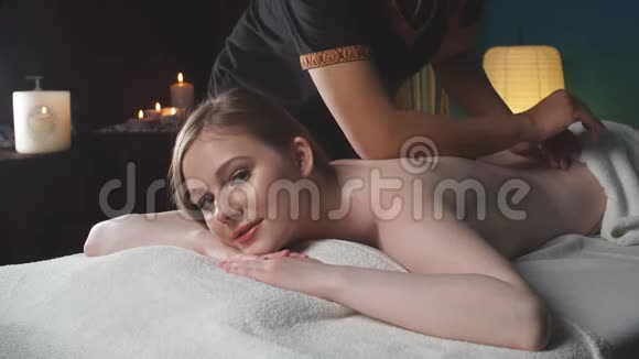 女性在水疗沙龙接受身体按摩视频的预览图