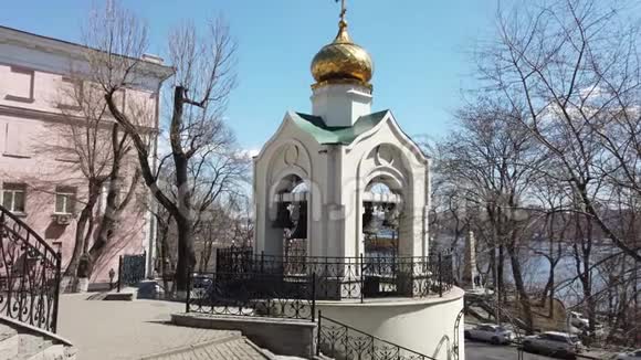 城市景观街上有小教堂的景色视频的预览图