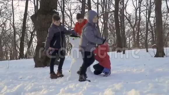 酷酷的小男孩完成了堆雪人的任务慢慢地离开男孩视频的预览图