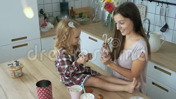 女人和小女孩玩圣诞糖果甘蔗视频的预览图