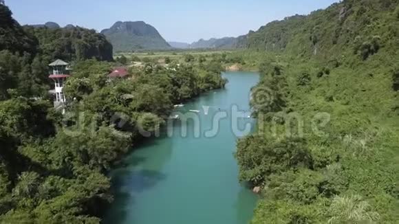 沿着狭窄的蓝色河流流过村庄视频的预览图