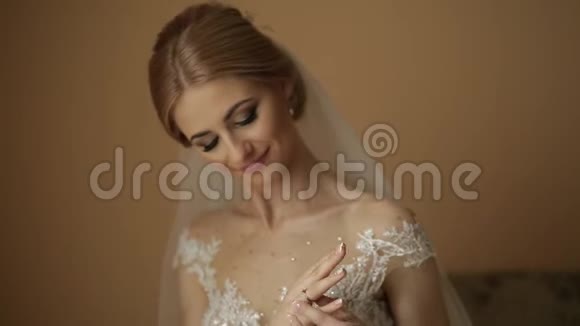 新娘穿婚纱的肖像新娘在旅馆里穿衣服录像快乐的新娘视频的预览图