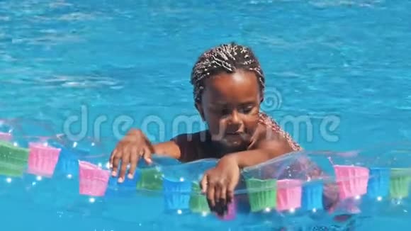 非裔美国女孩在游泳池里微笑视频的预览图