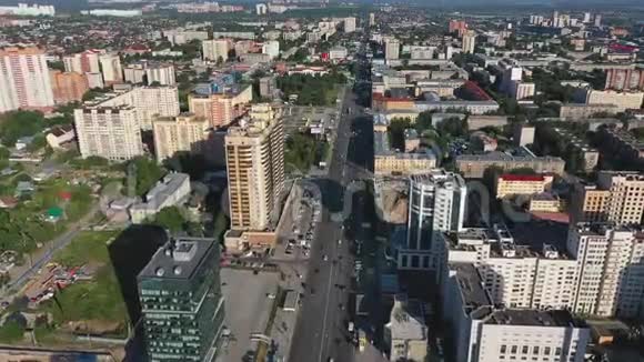 从高处拍摄高层建筑和城市街道高速公路视频的预览图