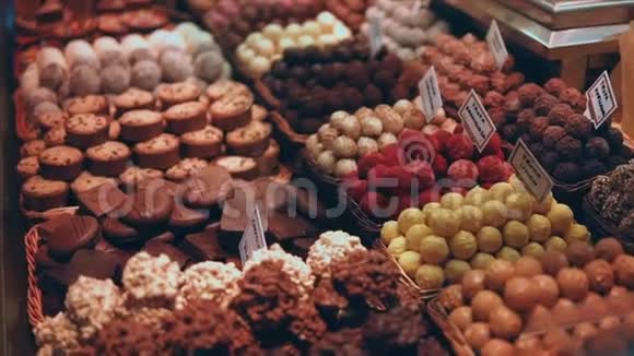 美味的巧克力糖果摆在东方传统市场的橱窗上视频的预览图