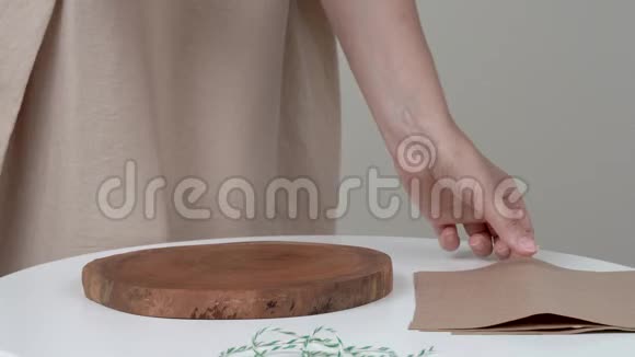 一个女人的手裹着一块肥皂的特写镜头她在包裹周围缠绕一根绳子并做了一个安全的弓视频的预览图