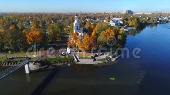 观亚历山大内夫斯基教堂金秋乌斯特伊索拉圣彼得堡周围视频的预览图