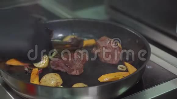 在锅里炒蔬菜和肉视频的预览图