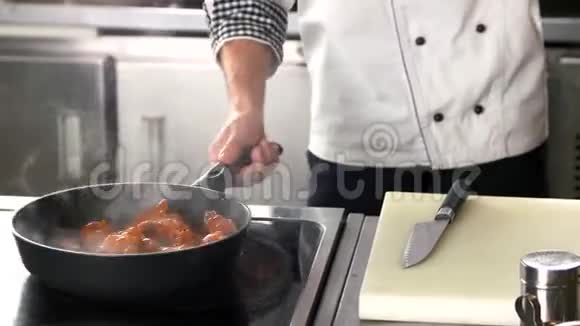 炸锅里的鸡翅视频的预览图