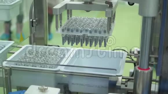 制药生产线自动机器在工厂制药业的生产设备视频的预览图
