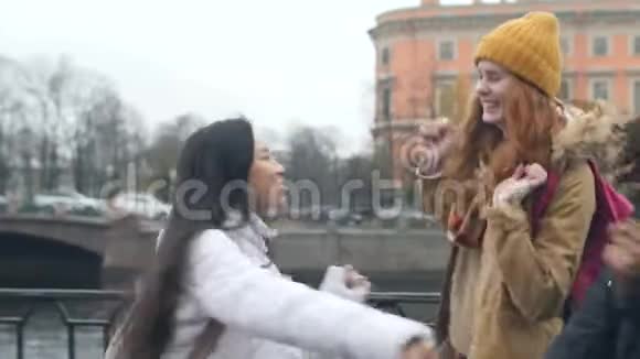 多民族女孩在城市中尽情跳舞视频的预览图