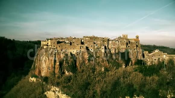 康穆恩和加尔卡塔镇中心的空中景观建在高高的岩石上意大利拉齐奥视频的预览图