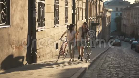 朋友们聊天就像骑自行车走路一样视频的预览图