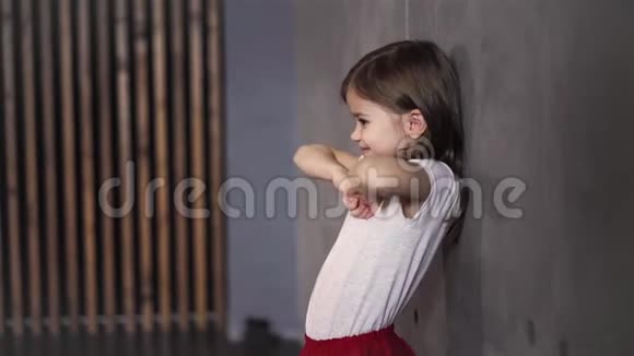 害羞的小女孩挥动双手在室内表达情感视频的预览图