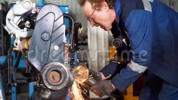一个工人在维修中心修理一辆坏汽车的发动机视频的预览图