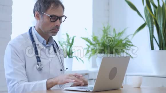 医生在笔记本电脑上与病人在线视频聊天视频的预览图