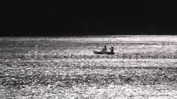 有桨的浪漫情侣在船上视频的预览图