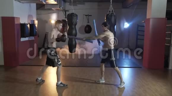 在拳击馆训练运动员准备体育大师与冠军作战教练和视频的预览图
