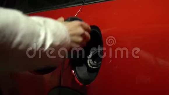 关闭一名妇女在加油站关闭汽车油箱视频的预览图