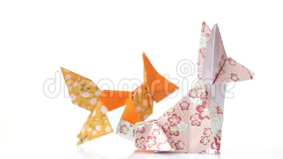两只可爱的折纸狐狸视频的预览图