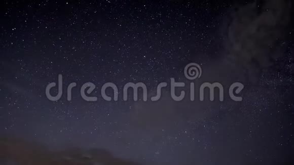星星和云彩在夜空中移动视频的预览图