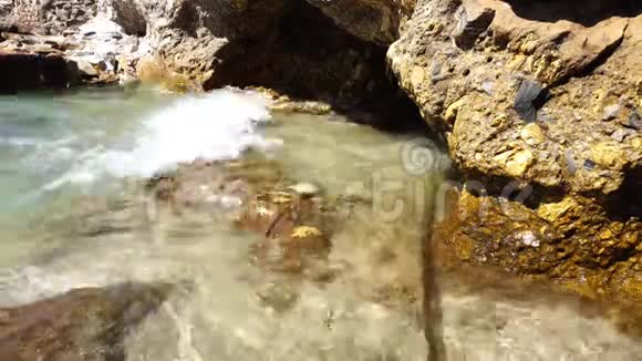 岩石海岸上清澈的海水视频的预览图