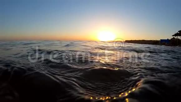 黄昏时分黑沉的海水表面有小波浪视频的预览图