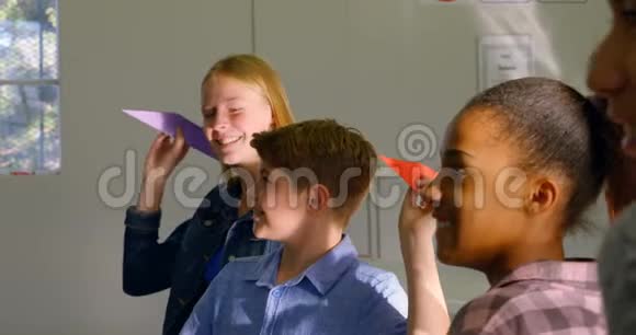 孩子们在4k训练学院扔纸飞机视频的预览图
