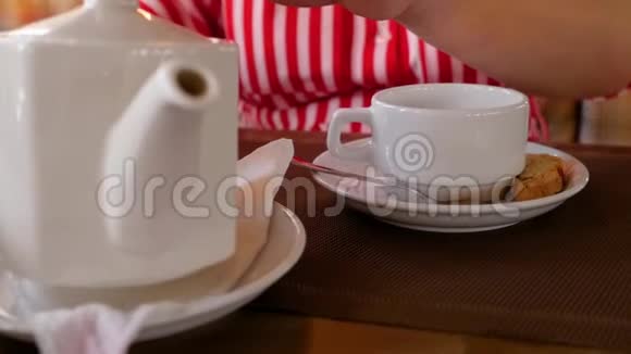女人在咖啡馆喝茶把茶倒进杯子里近距离射击视频的预览图