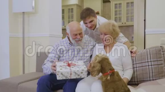 祖父母和孙子及其狗一起庆祝圣诞节视频的预览图