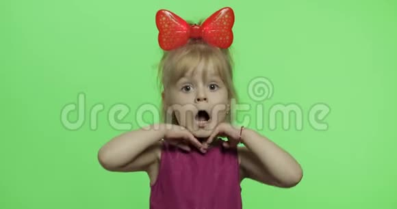穿紫色裙子的女孩跳舞露出一个手指向前快乐的孩子色度键视频的预览图