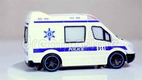 白色玩具警车秤模型车在白色背景上旋转视频的预览图