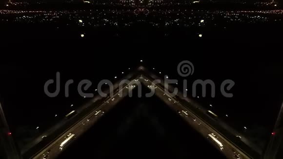 空中射击和镜子对夜间城市和巨大桥梁的射击效果视频的预览图