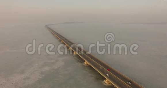 景观与冰田的阿穆尔湾和桥梁塞丹卡德维斯俄罗斯海参崴视频的预览图