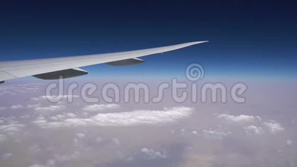 天空高高地耸立在云层之上从飞机的窗口眺望视频的预览图