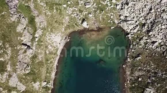 意大利阿尔卑斯山意大利上下无人驾驶飞机鸟瞰自然高山湖奥罗比瓦尔戈利亚湖视频的预览图