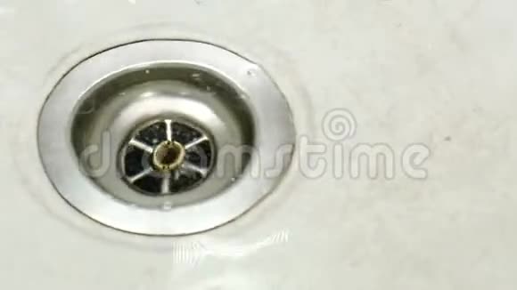 厨房水槽的下水道里的水视频的预览图