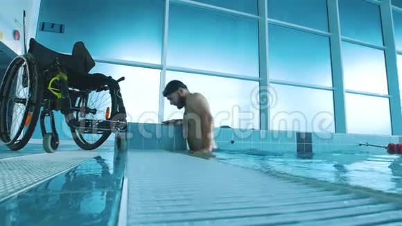 残疾人从游泳池里出来侧视图视频的预览图