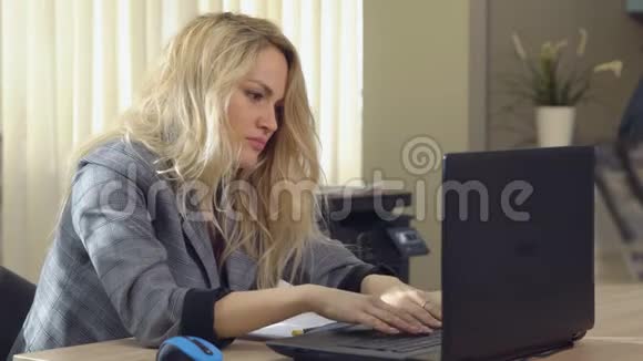 愤怒的女商人穿西装在办公室的电脑里工作视频的预览图