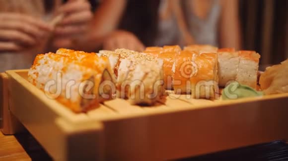 日式料理餐厅提供卷和生姜三文鱼寿司和生姜筷子寿司视频的预览图